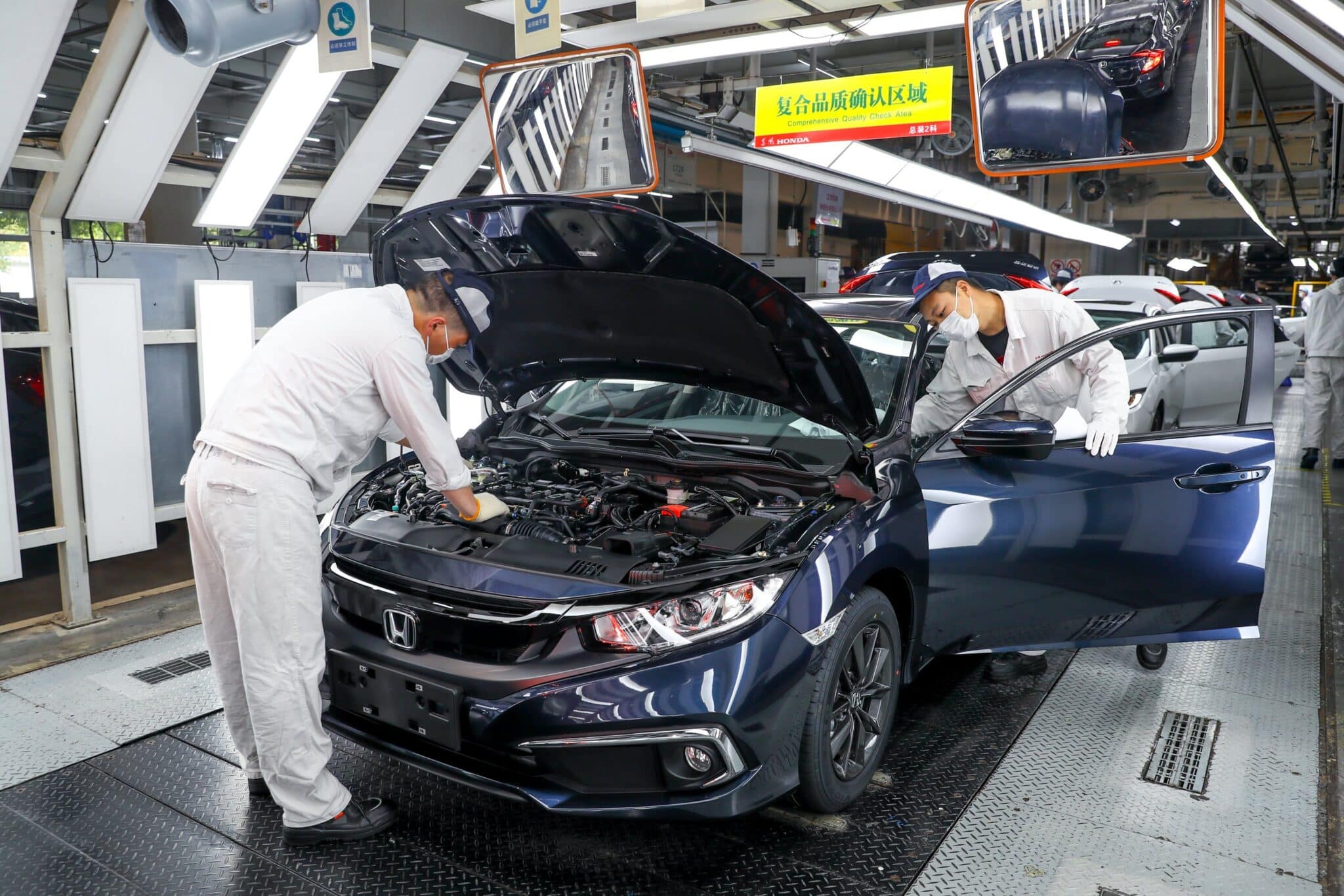 Varios operarios revisan un vehículo Honda en una fábrica en Wuhan