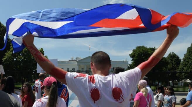 Cómo se organizó el 11 de julio en Cuba Varios manifestantes contrarios al gobierno cubano en Washington, después del 11-J
