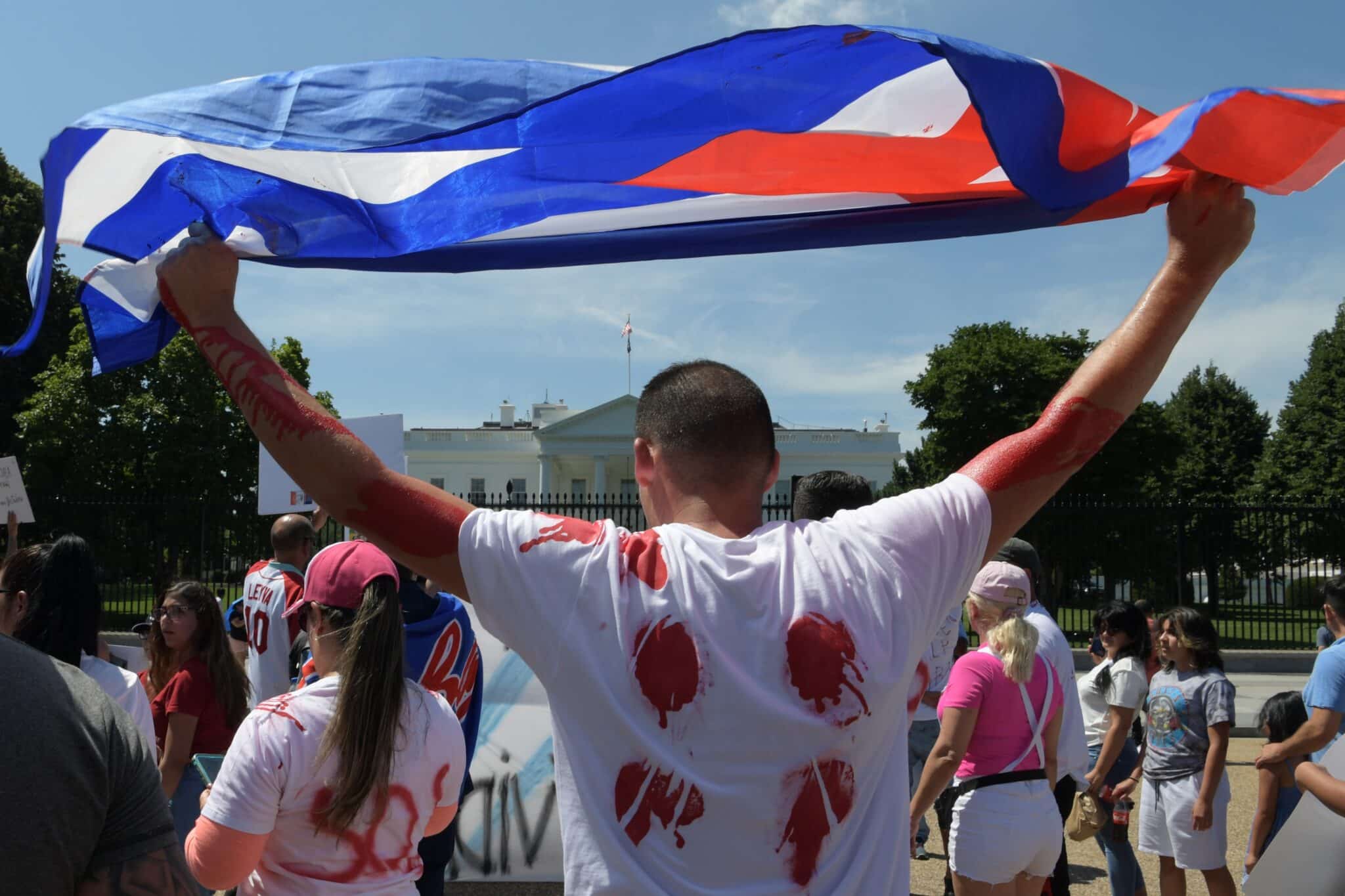 Varios manifestantes contrarios al gobierno cubano en Washington, después del 11-J