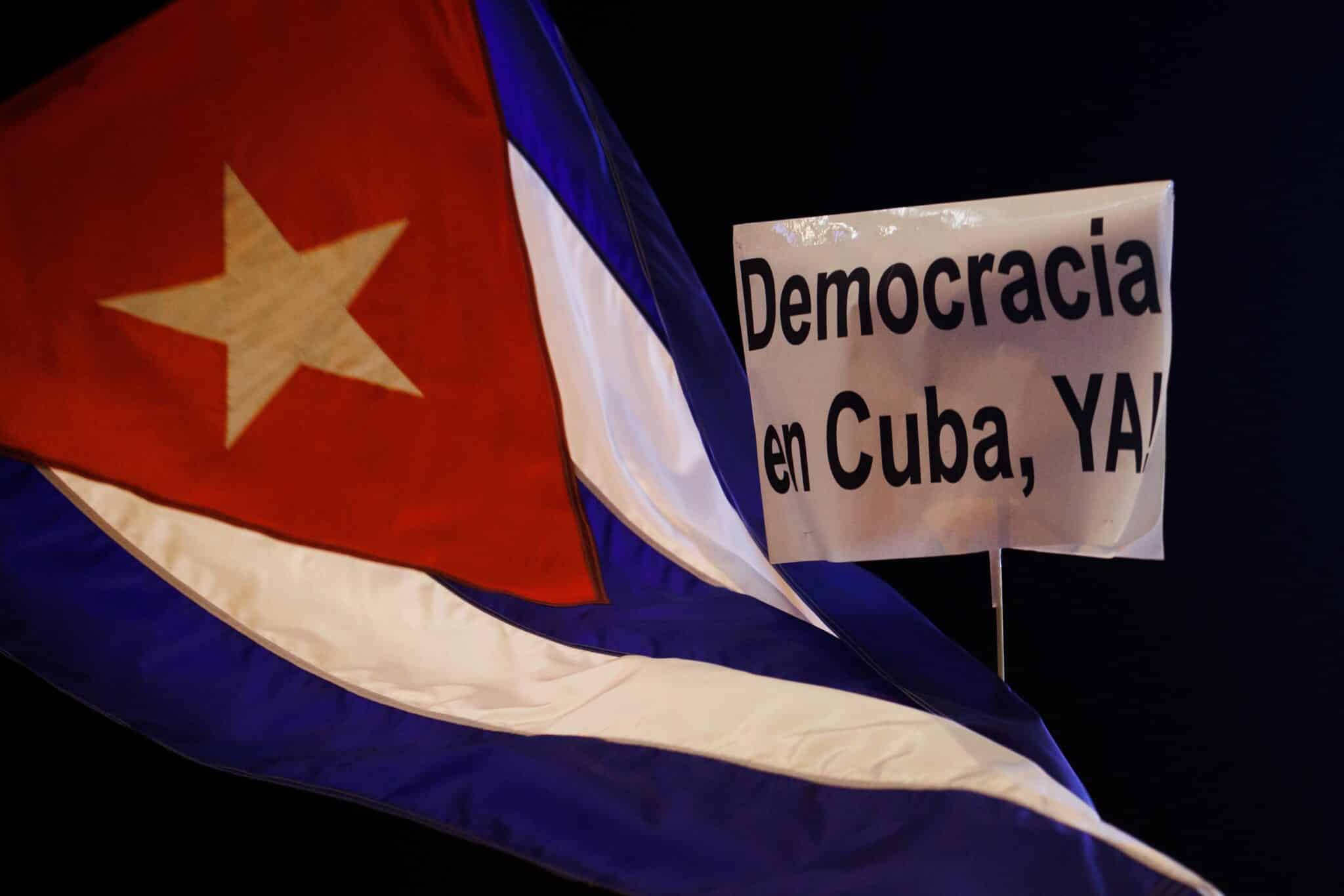 Una bandera cubana y un cartel en una concentración contra el régimen castrista en Madrid