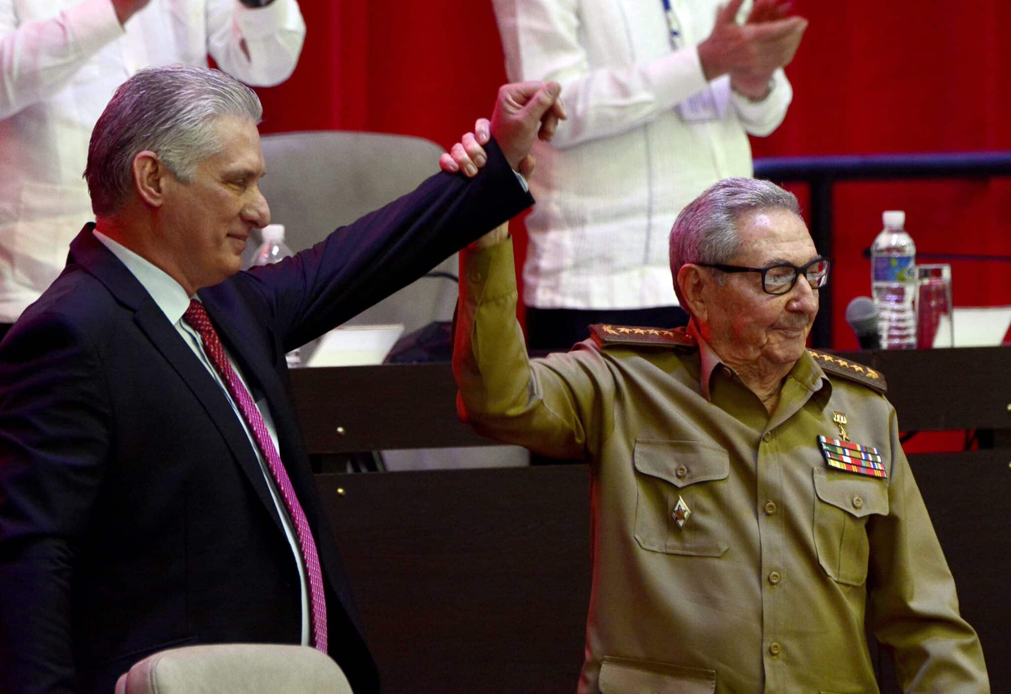 Miguel Díaz-Canel, presidente de Cuba, junto a su antecesor, Raúl Castro