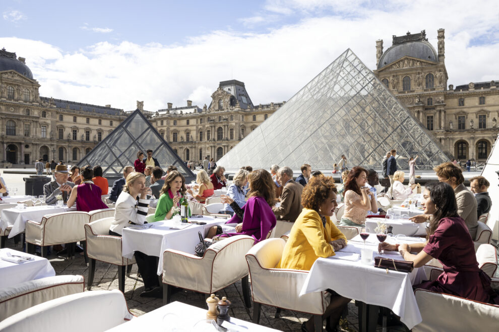  (De izquierda a derecha) Camille Razat como Camille, Lily Collins como Emily, Philippine Leroy-Beaulieu como Sylvie Grateau en el episodio 201 de Emily in Paris