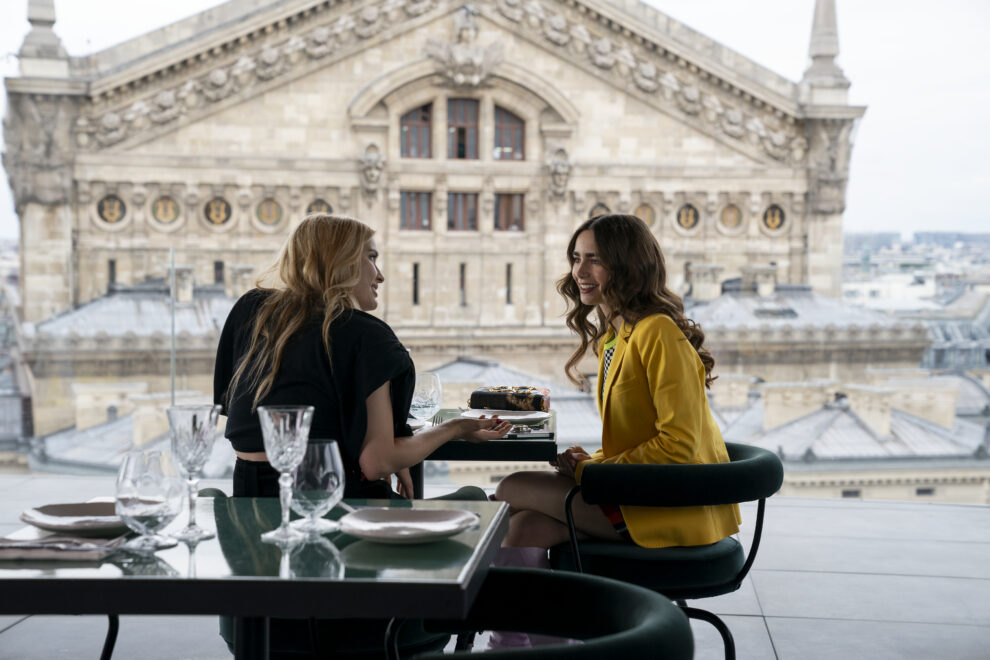 Emily en París. (De izquierda a derecha) Camille Razat como Camille, Lily Collins como Emily en el episodio 2x05 de Emily in Paris