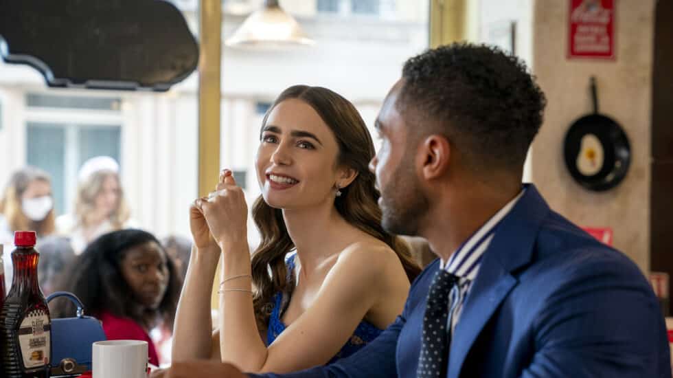 (De izquierda a derecha) Lily Collins como Emily, Lucien Laviscount como Alfie en el episodio 2x05 de 'Emily in Paris.'