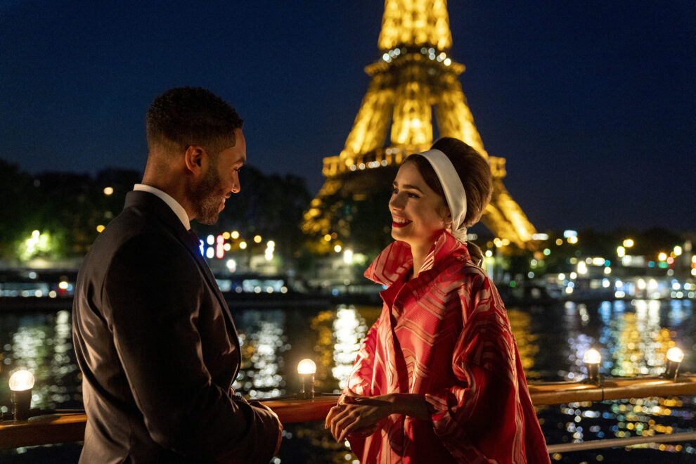 (De izquierda a derecha) Lucien Laviscount como Alfie, Lily Collins como Emily en el episodio 2x05 de Emily in Paris.