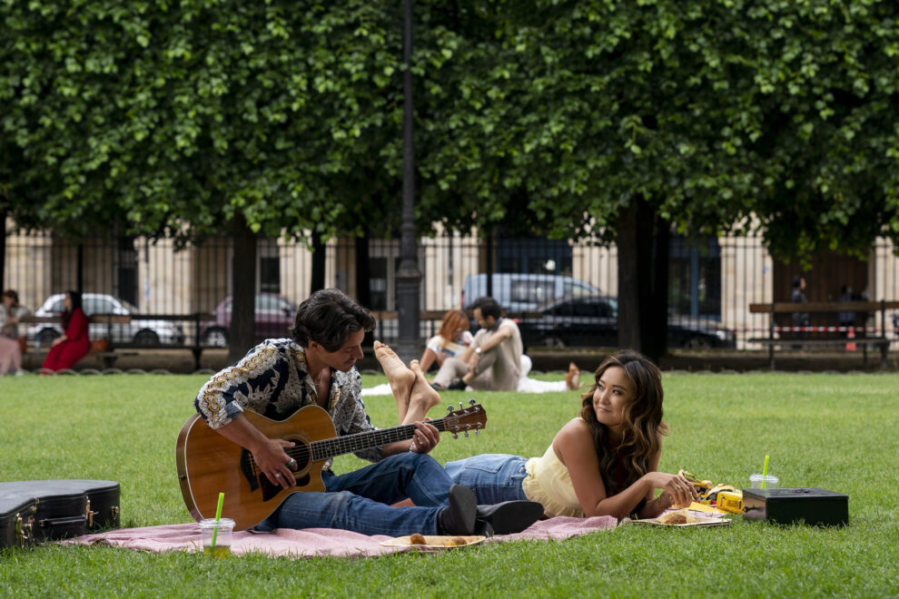 (De izquierda a derecha) Kevin Dias como Benoît , Ashley Park como Mindy en el episodio 2x07 de Emily in Paris