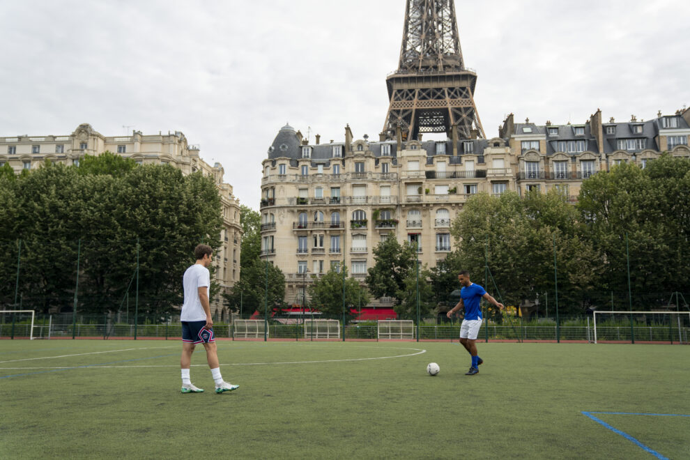 (De izquierda a derecha) Lucas Bravo como Gabriel, Lucien Laviscount como Alfie en el episodio 2x09 de Emily in Paris