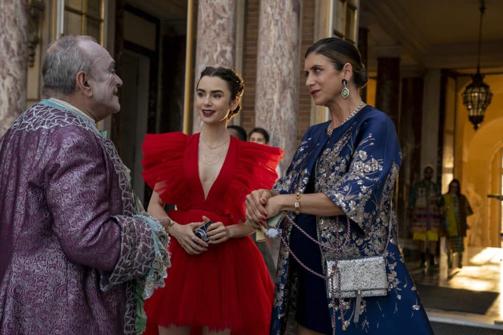 (De izquierda a derecha) Jean-Christophe Bouvet como Pierre Cadault, Lily Collins como Emily, Kate Walsh como Madeline en el episodio 210 de Emily in Paris.