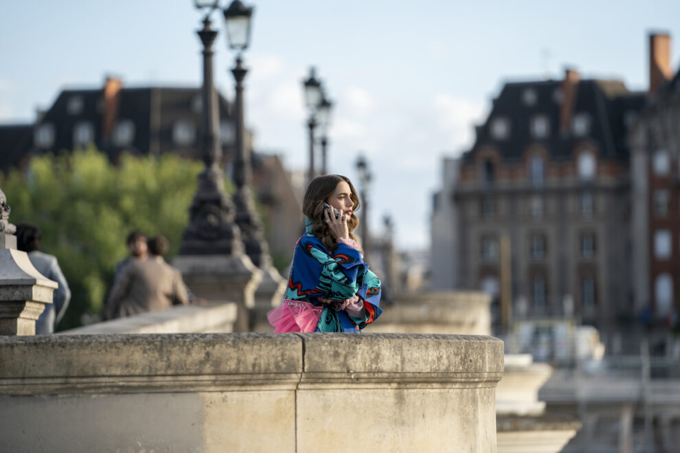 Lily Collins como Emily en el episodio 210 de Emily in Paris. 