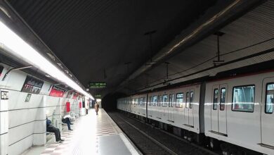 Detenido un hombre por empujar a una mujer a las vías del metro en Barcelona