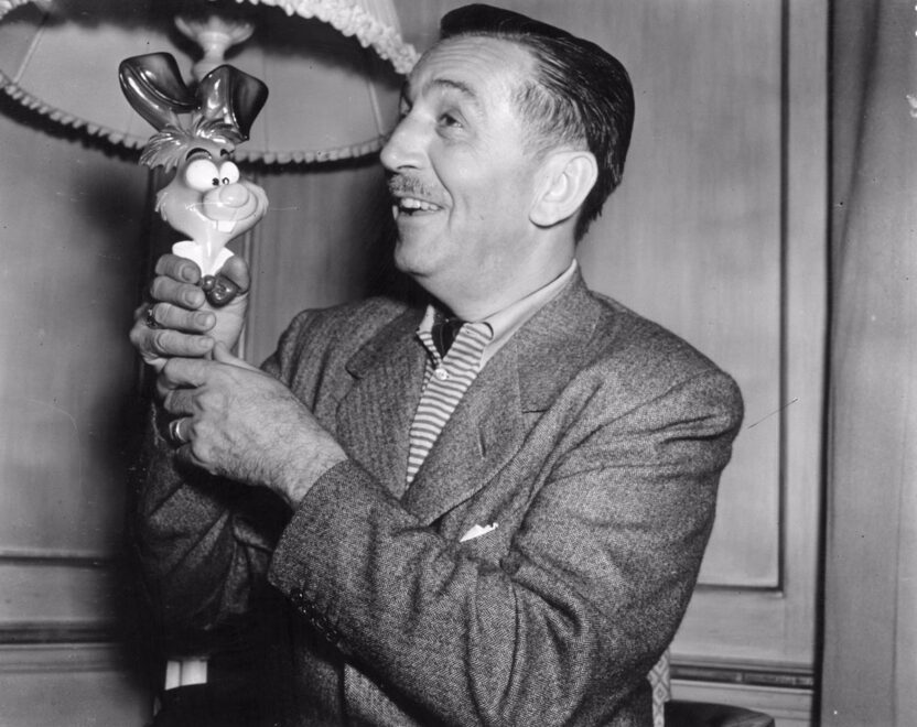 Walt Disney junto a la figura de una de sus creaciones.