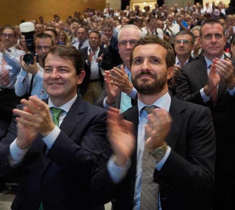 El PP se ve al borde de la mayoría absoluta y confía en un "gran triunfo" de Casado y Mañueco