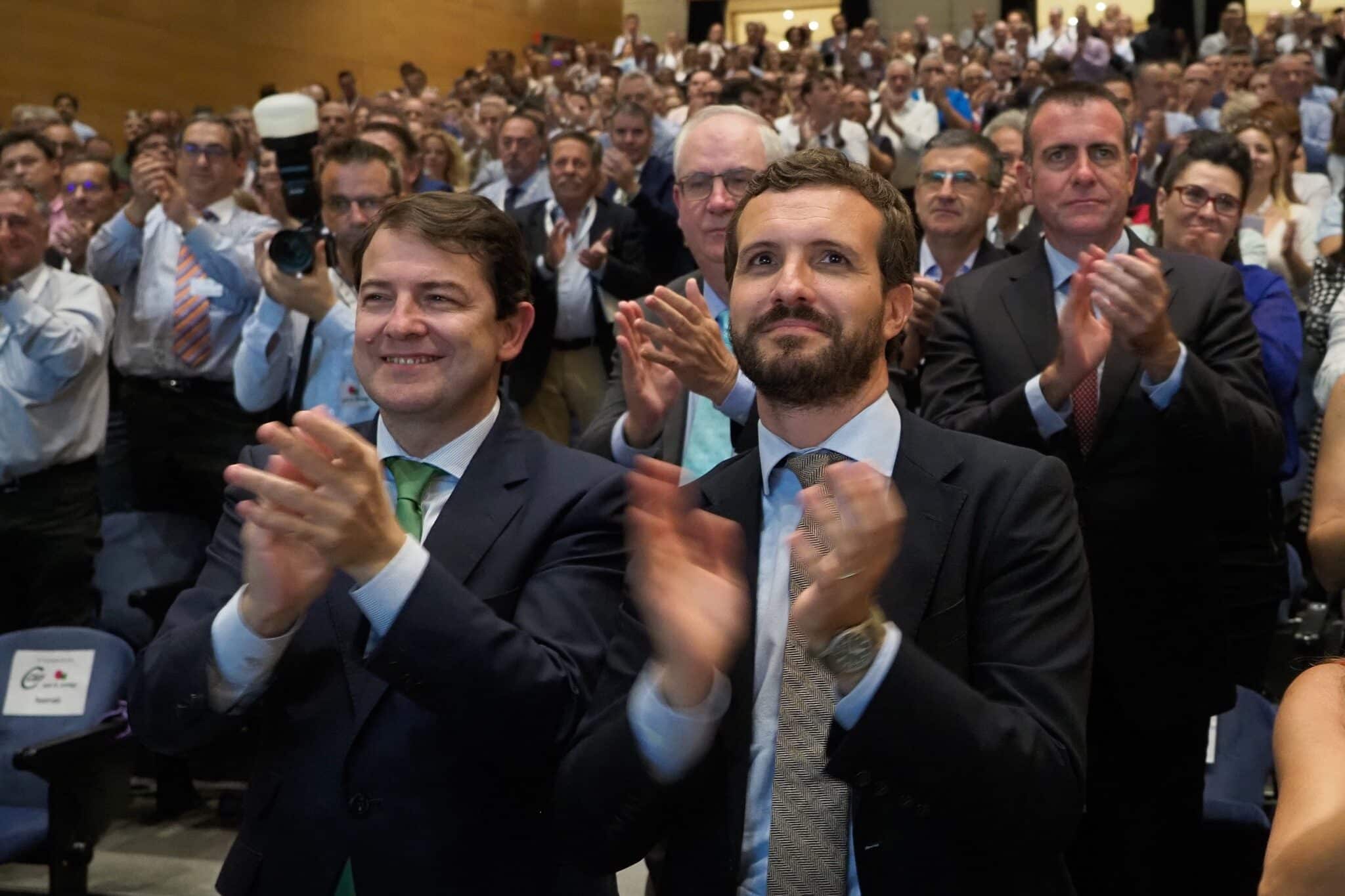 El presidente del PP, Pablo Casado, y el presidente de Castilla y León, Alfonso Fernández Mañueco.