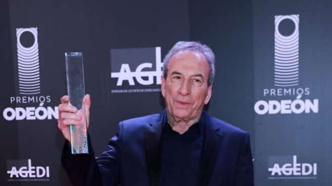 José Luis Perales, ganador del premio de honor, posa en la sala de prensa de los Premios Odeón 2020 en el Teatro Real