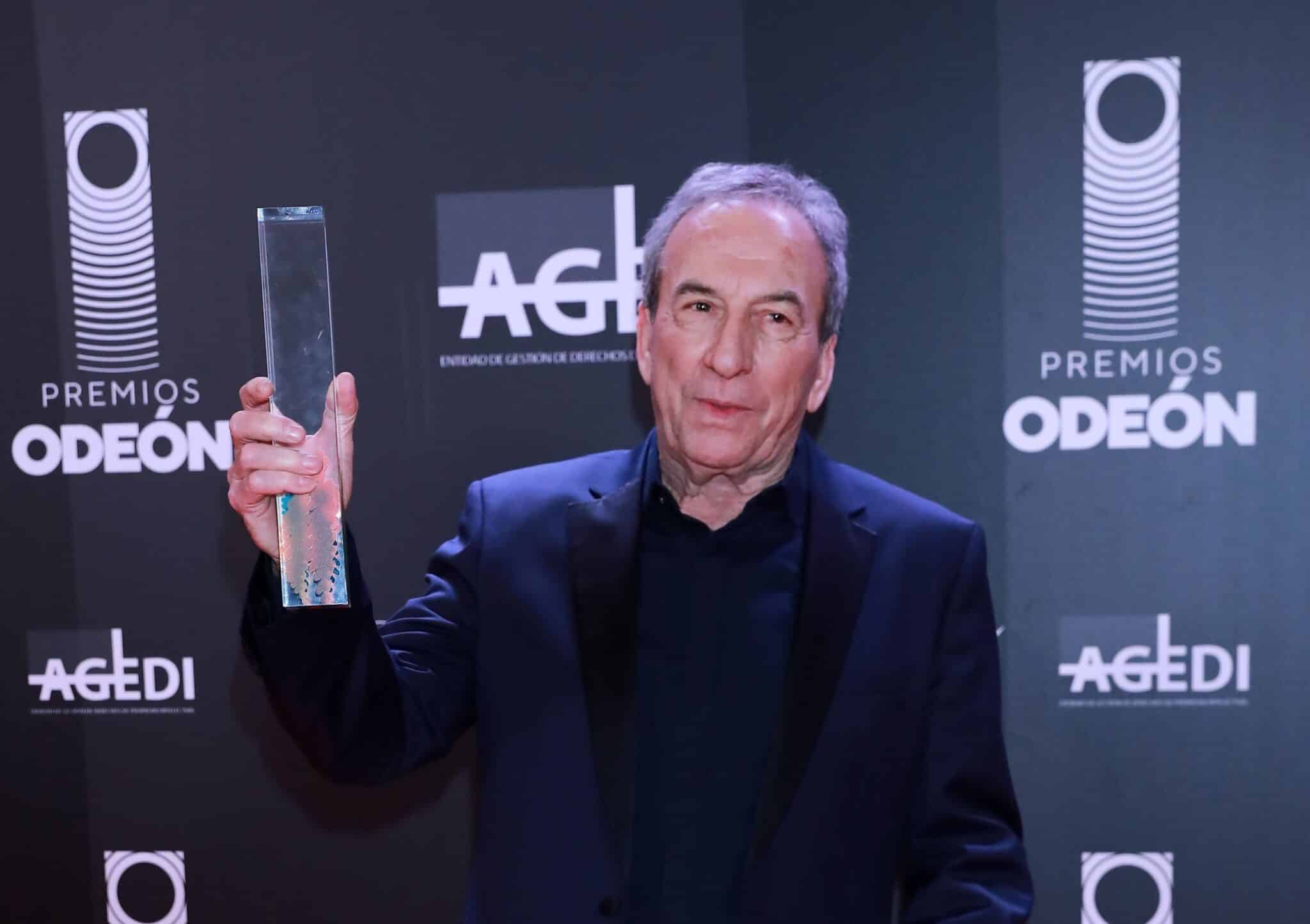 José Luis Perales, ganador del premio de honor, posa en la sala de prensa de los Premios Odeón 2020 en el Teatro Real