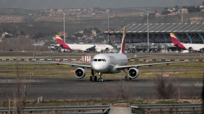 Un avión de Iberia en las pistas del Aeropuerto de Barajas