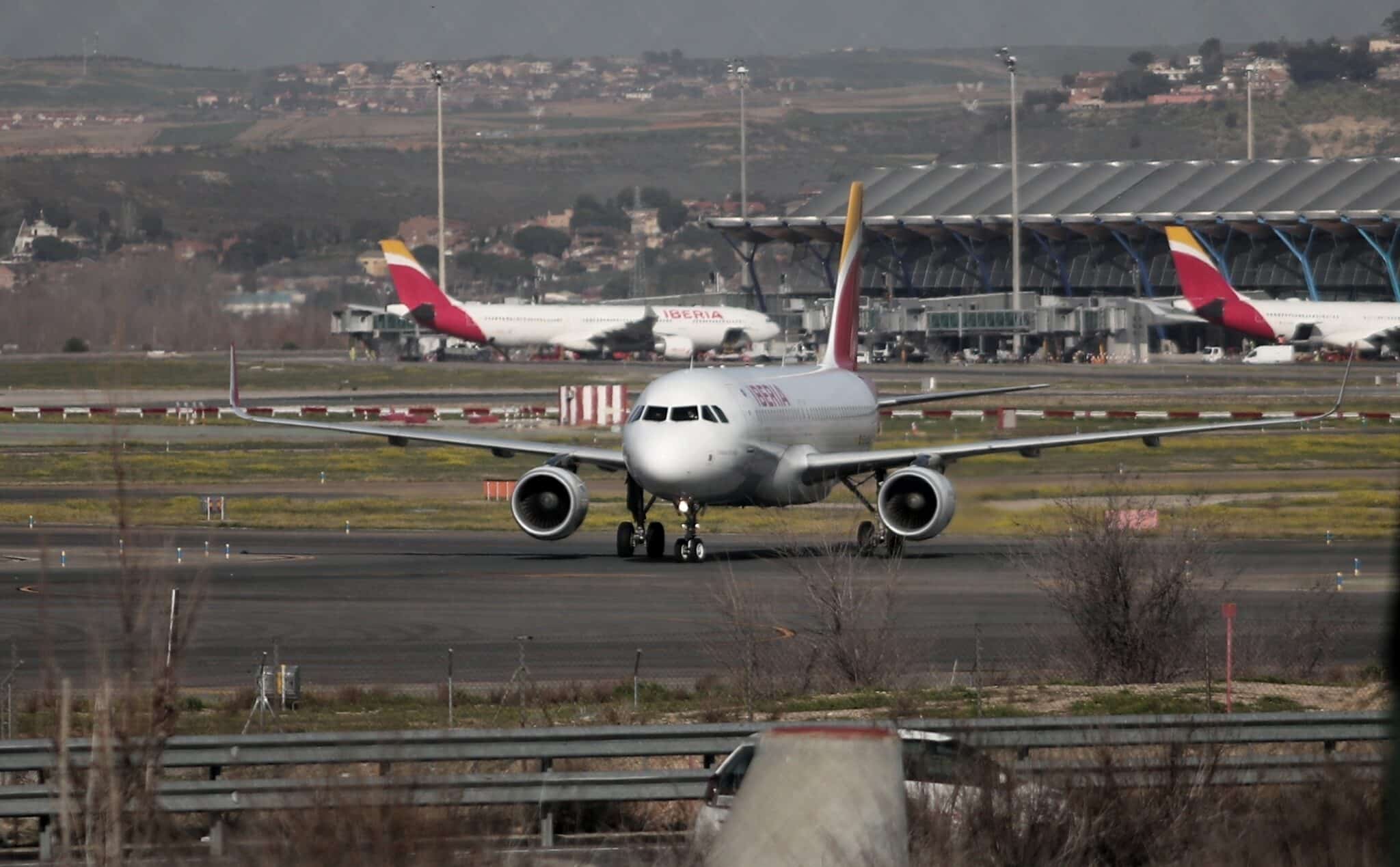 Un avión de Iberia en las pistas del Aeropuerto de Barajas