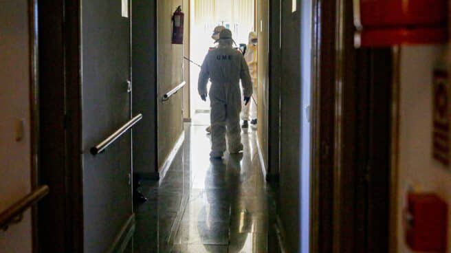 Integrantes de la UME, desinfectando una residencia de mayores de Madrid al inicio de la pandemia.