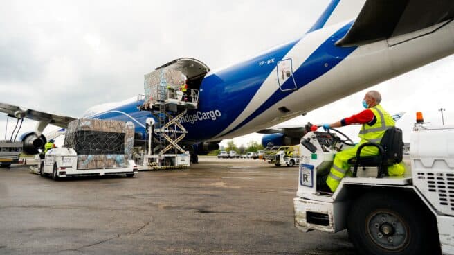 prisiones-puertos-estado-verificaron-solvencia-proveedores-material-covid Descarga de material de protección en el aeropuerto de Madrid al inicio de la pandemia.