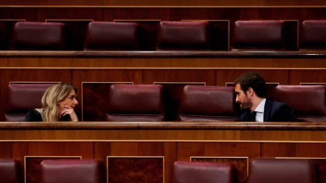 El presidente del Partido Popular, Pablo Casado (i); y la ex portavoz parlamentaria del PP, Cayetana Álvarez de Toledo.