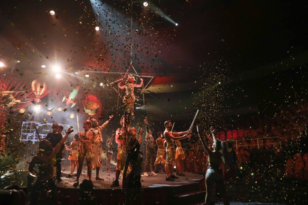 Varios artistas actúan durante la presentación del espectáculo Circo Price en Navidad en 2020