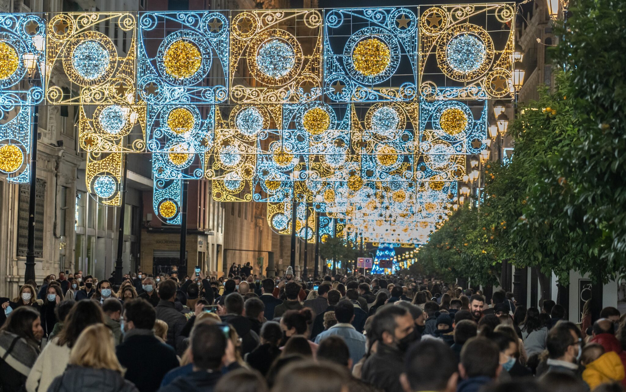 Muchos sevillanos han acudido a la Av de la Constitución para ver el encendido de las luces de navidad.