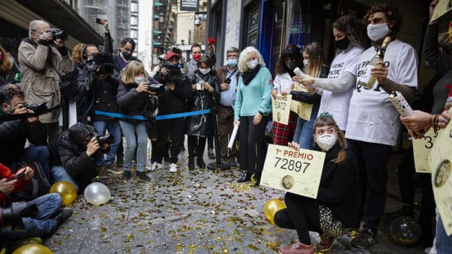 La popular administración de 'Doña Manolita' celebra un premio de la Lotería de Navidad, que ha sufrido un revés en las apuestas por la crisis del coronavirus La popular administración de 'Doña Manolita' celebra un premio de la Lotería de Navidad
