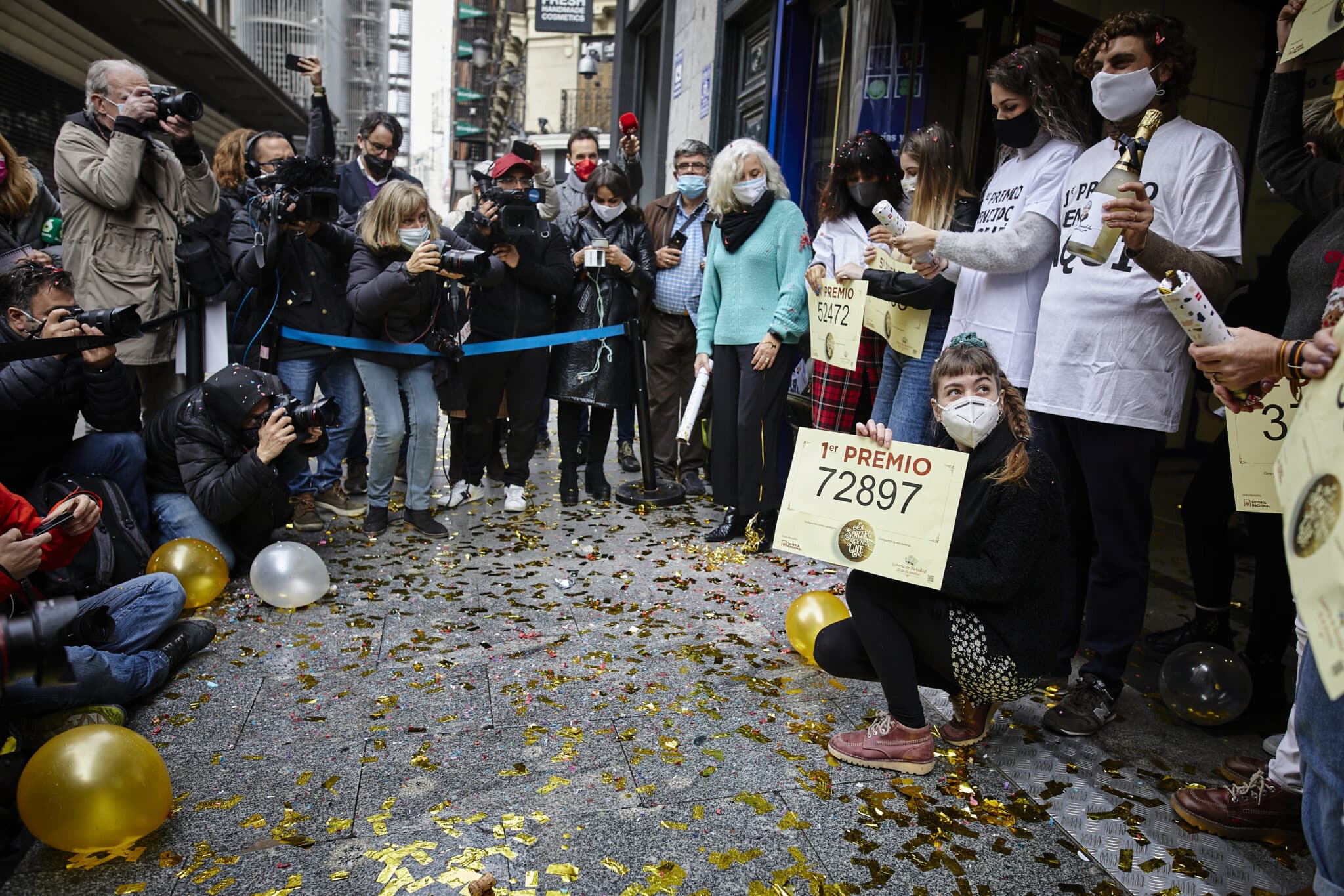 La popular administración de 'Doña Manolita' celebra un premio de la Lotería de Navidad