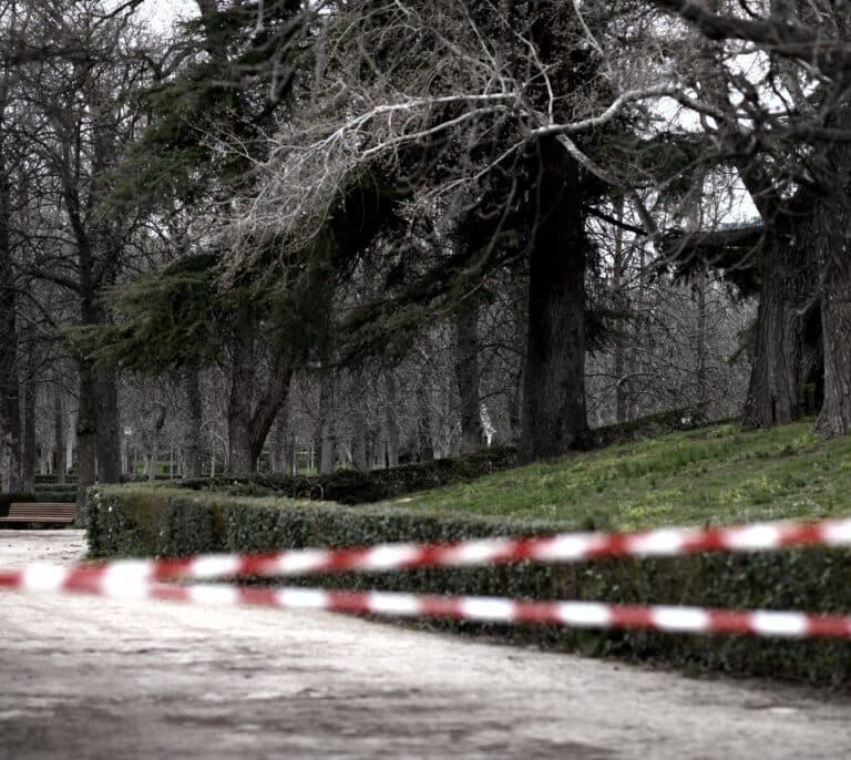El Retiro y ocho parques de Madrid mantienen zonas balizadas ante los avisos por ciento y lluvia