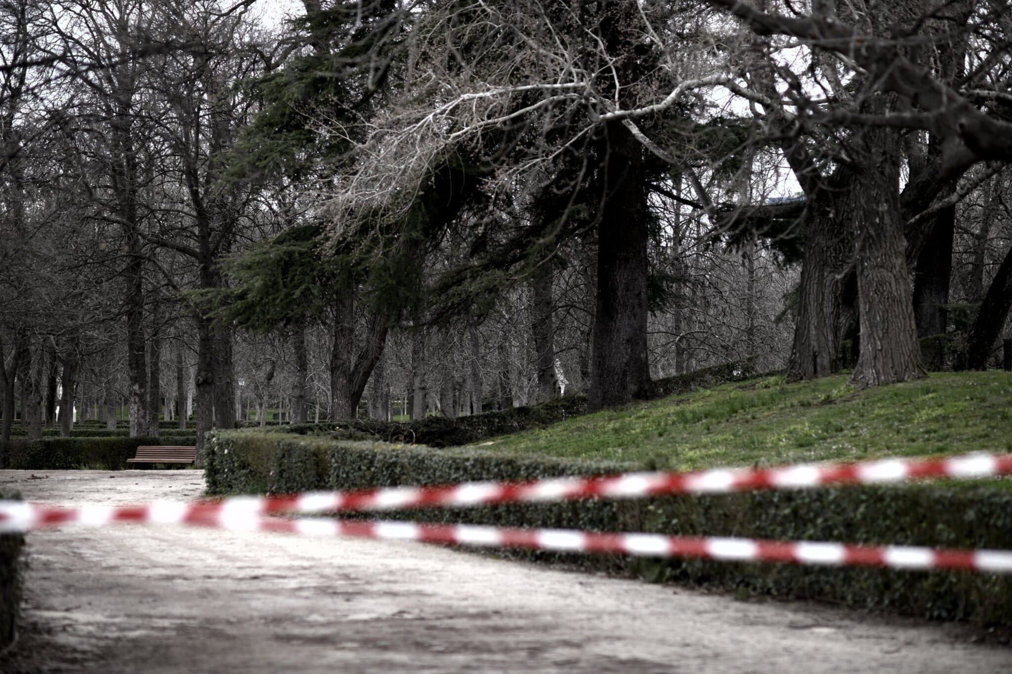 El Retiro y ocho parques de Madrid mantienen zonas balizadas ante los avisos por ciento y lluvia