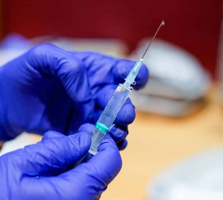Parestesia, el nuevo efecto secundario de las vacunas contra el Covid