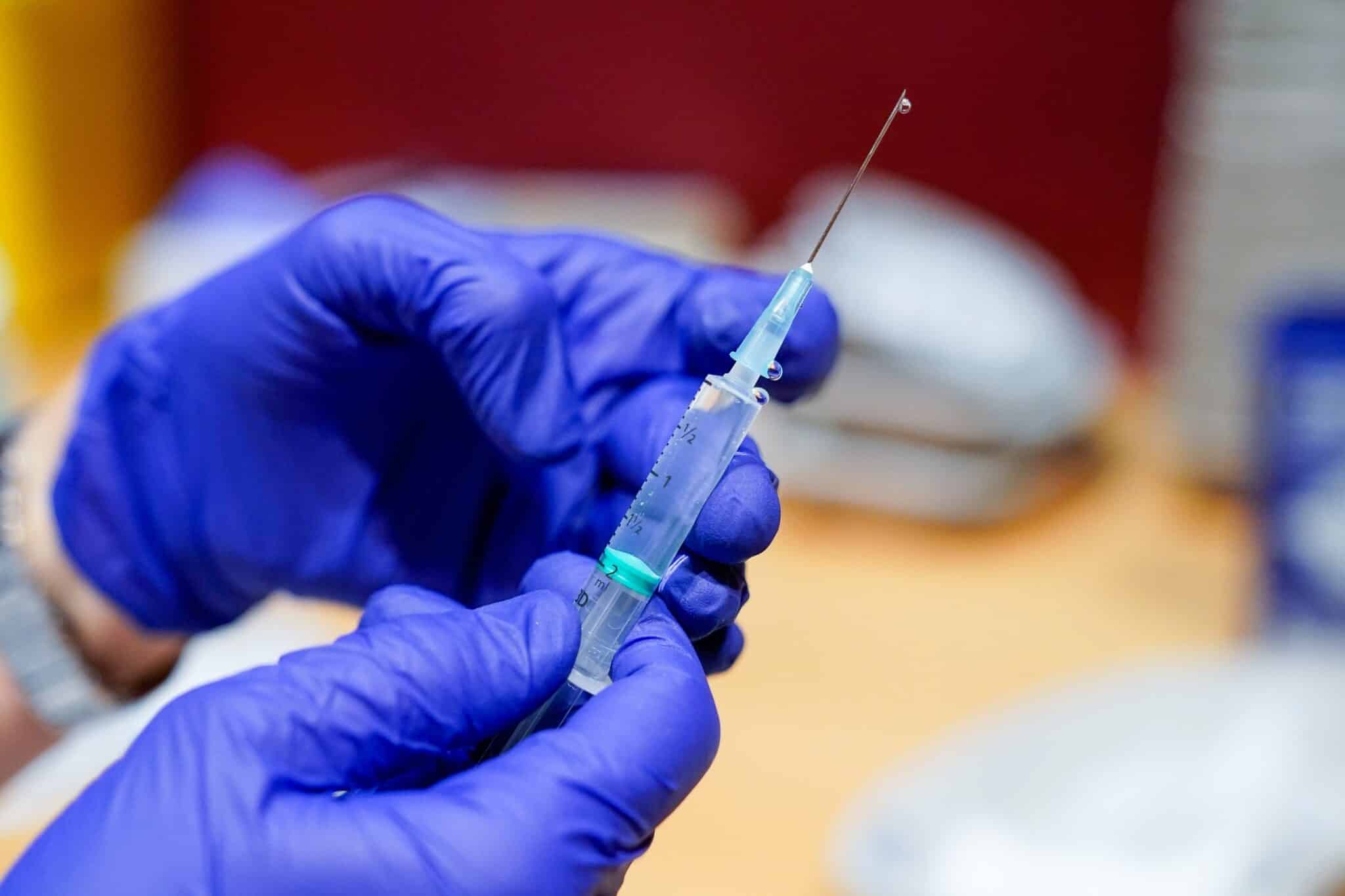 Un trabajador sanitario prepara la primera dosis de la vacuna de Pfizer