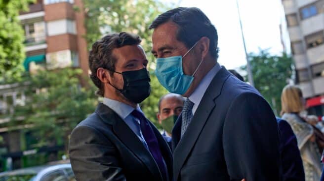 El líder del PP, Pablo Casado (i), saluda al presidente de CEOE, Antonio Garamendi. El líder del PP, Pablo Casado (i), saluda al presidente de CEOE, Antonio Garamendi.
