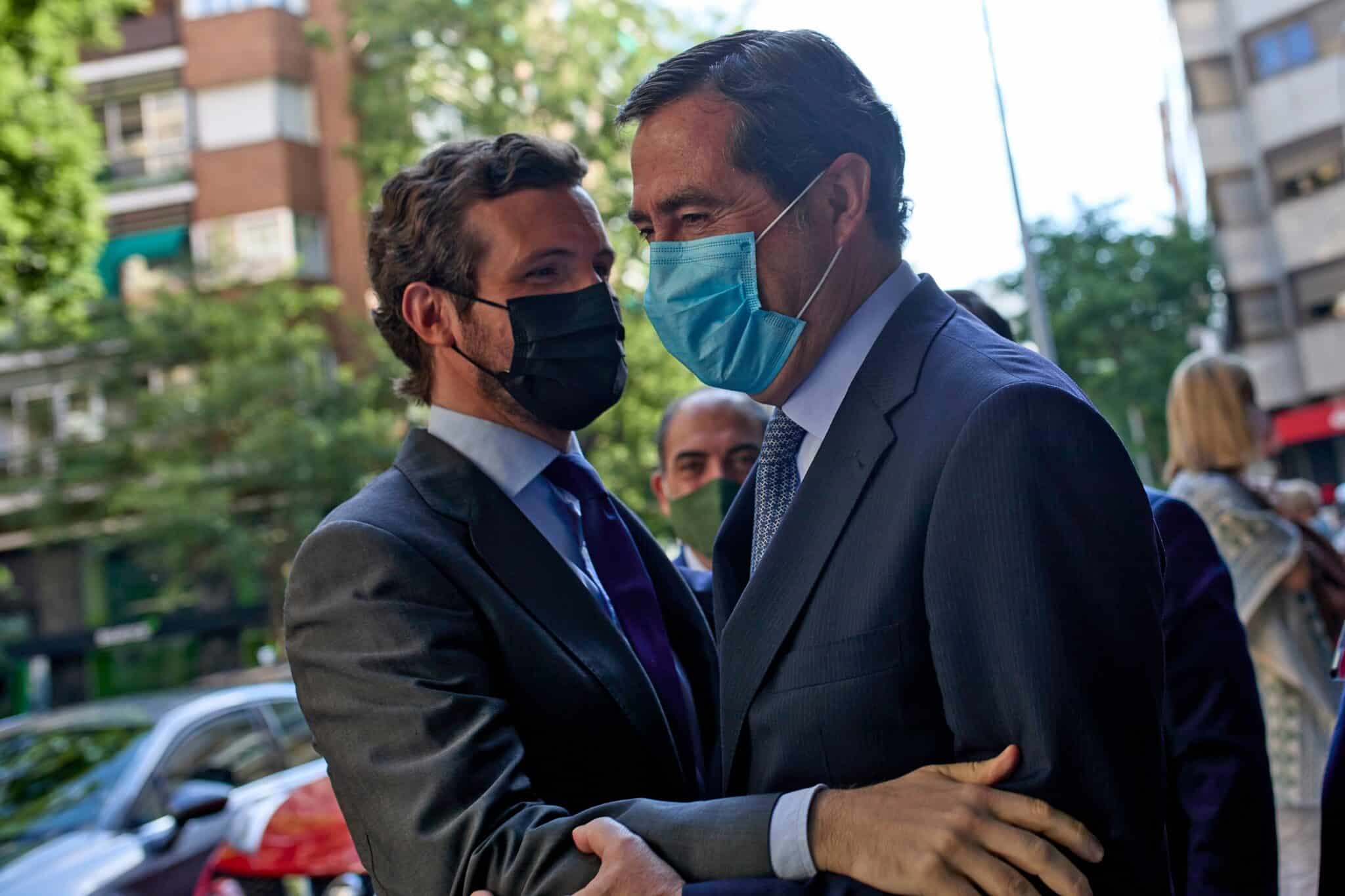 El líder del PP, Pablo Casado (i), saluda al presidente de CEOE, Antonio Garamendi.