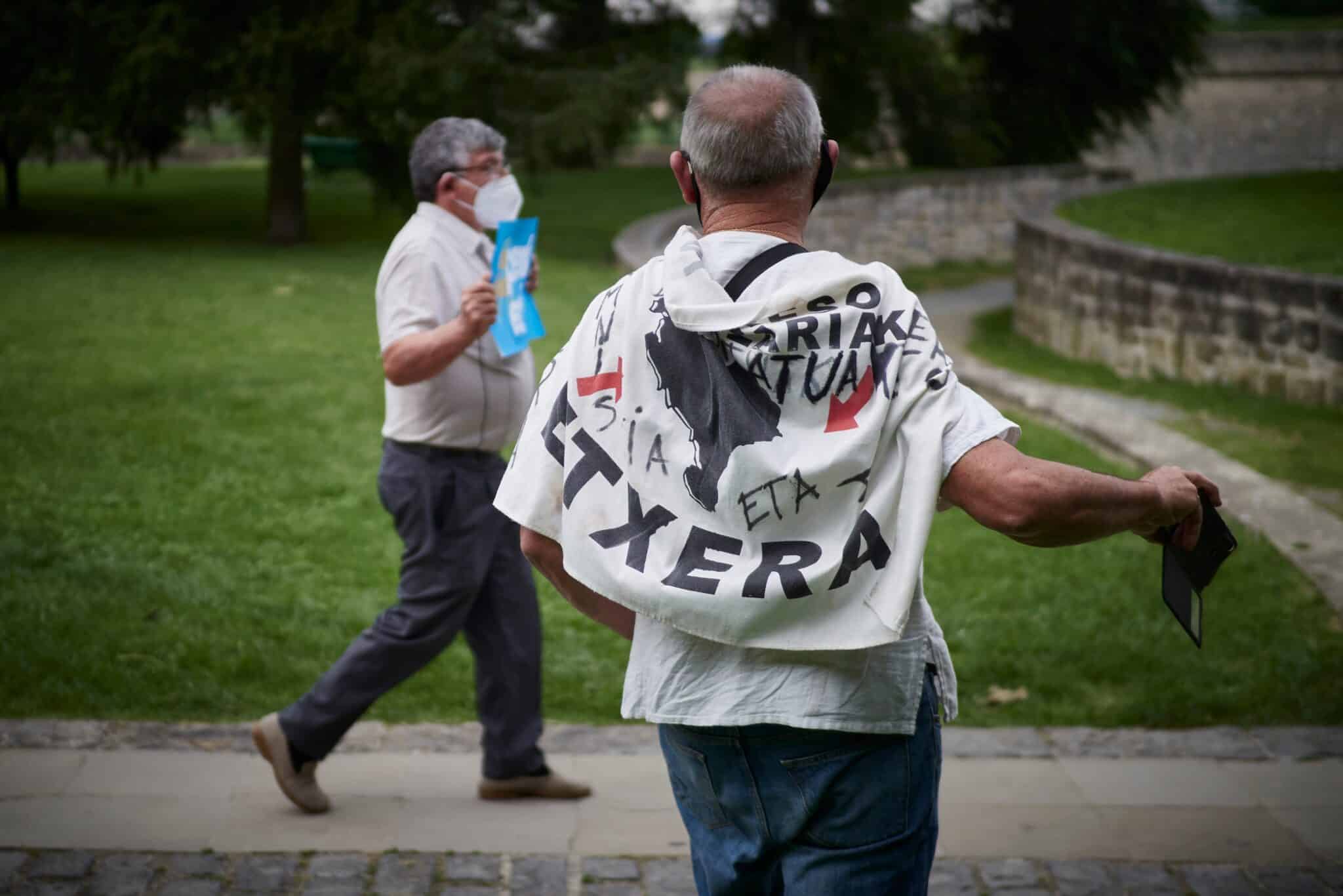 Varias personas durante una manifestación por el fin de la dispersión de los presos de ETA.