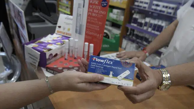 Las farmacias, a la espera de test de antígenos, denuncian la aparición de proveedores que triplican su precio