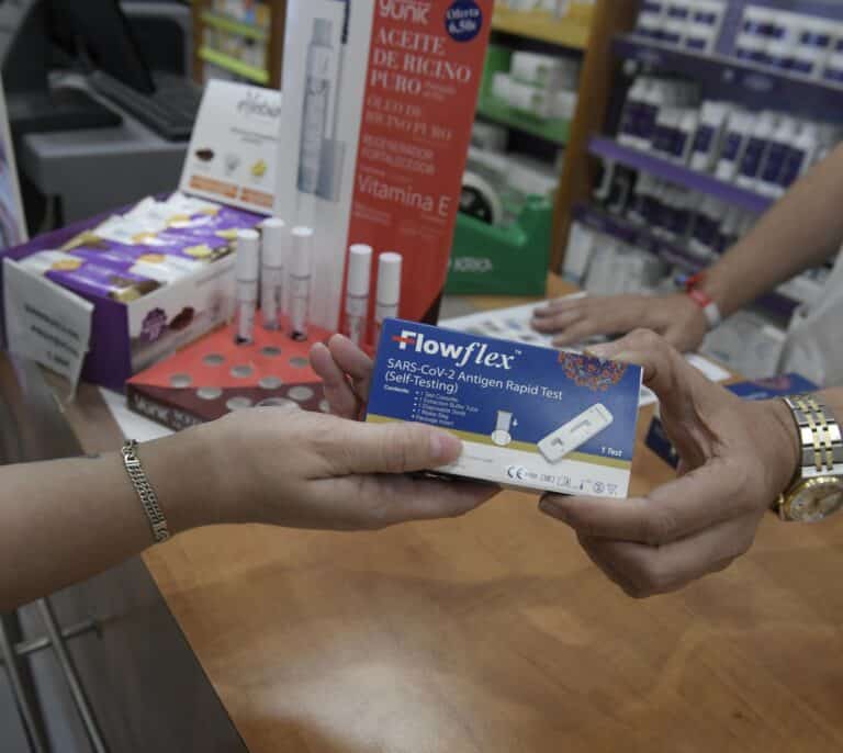 Las farmacias, a la espera de test de antígenos, denuncian la aparición de proveedores que triplican su precio