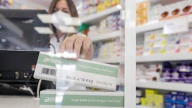 La Comunidad de Madrid repartirá desde el miércoles un test de antígenos gratuito a cada madrileño en farmacias