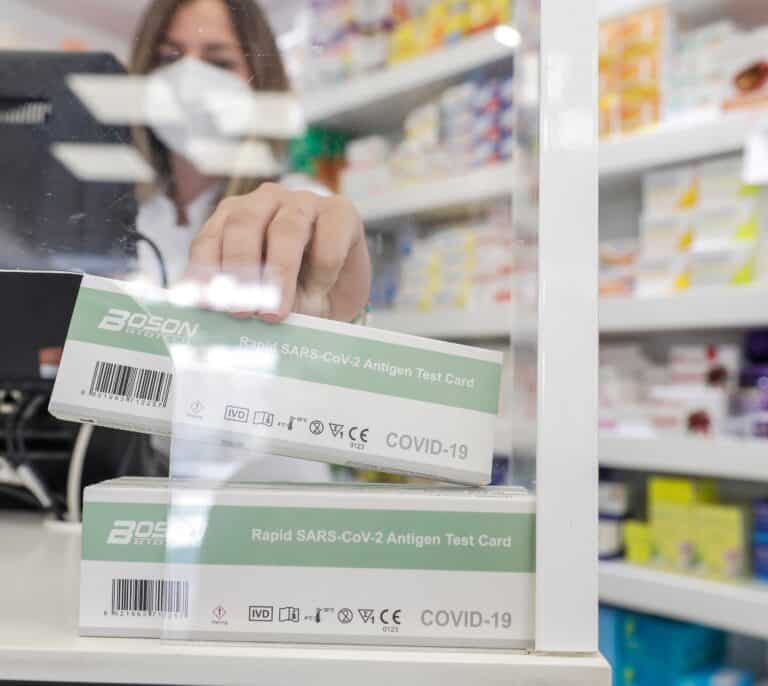La Comunidad de Madrid repartirá desde el miércoles un test de antígenos gratuito a cada madrileño en farmacias