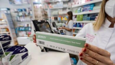 La Comunidad de Madrid aplaza cinco días el reparto de test de antígenos gratuitos en farmacias