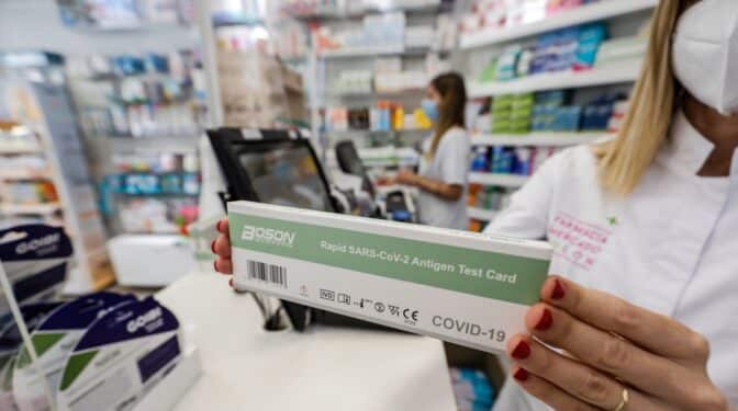 Una farmacéutica con test de antígenos.