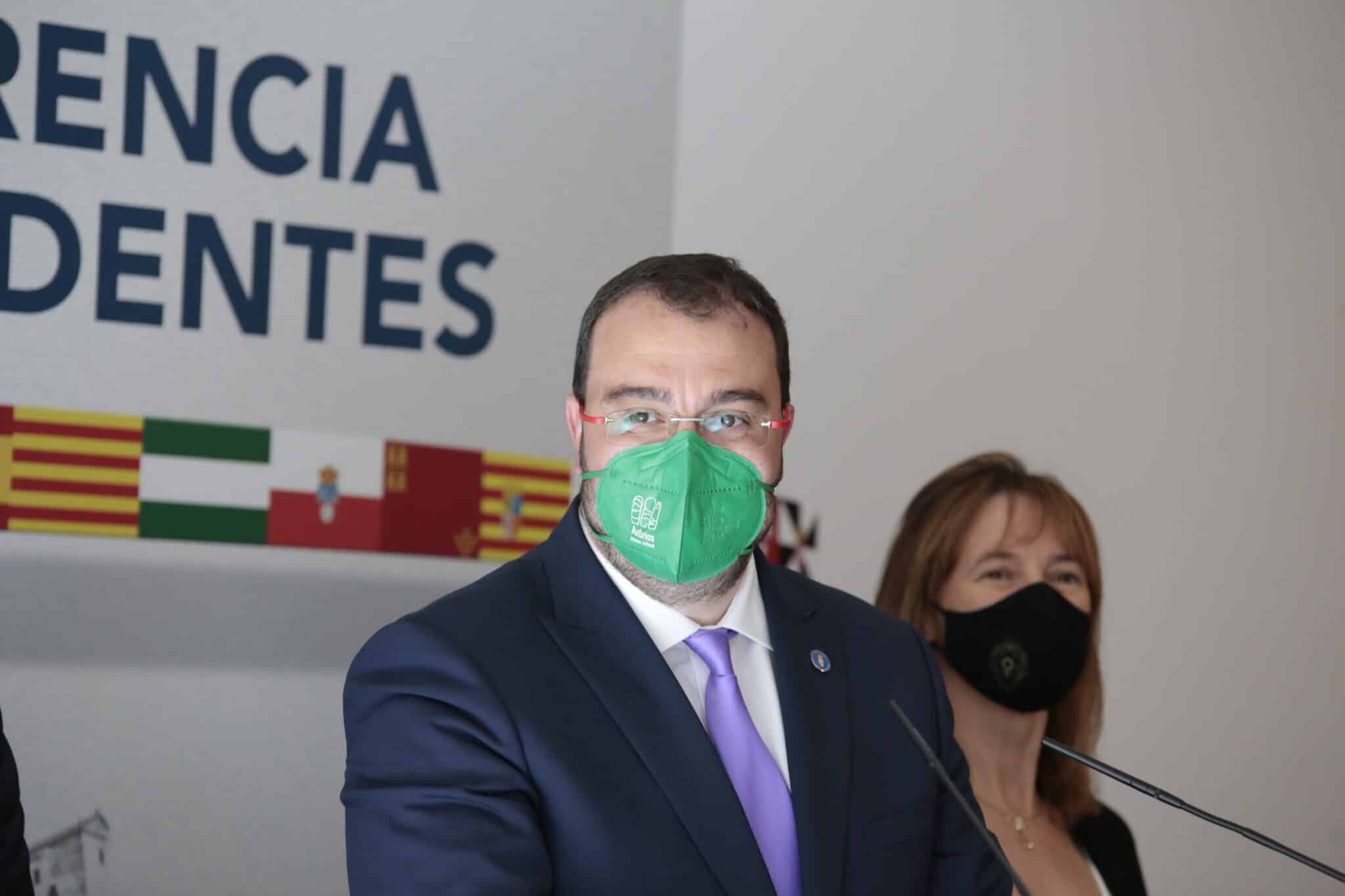 El presidente del Principado de Asturias, Adrián Barbón, ofrece una rueda de prensa en el Colegio de Arquitectos
