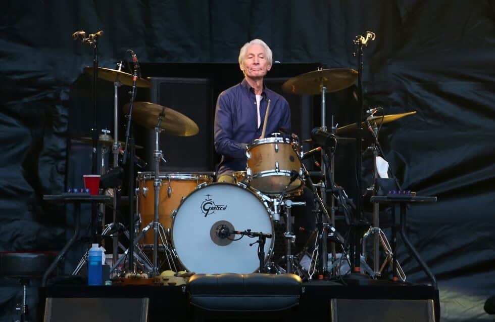 Charlie Watts, baterista de la banda de rock inglesa The Rolling Stones, realiza durante un concierto en Murrayfield Stadium