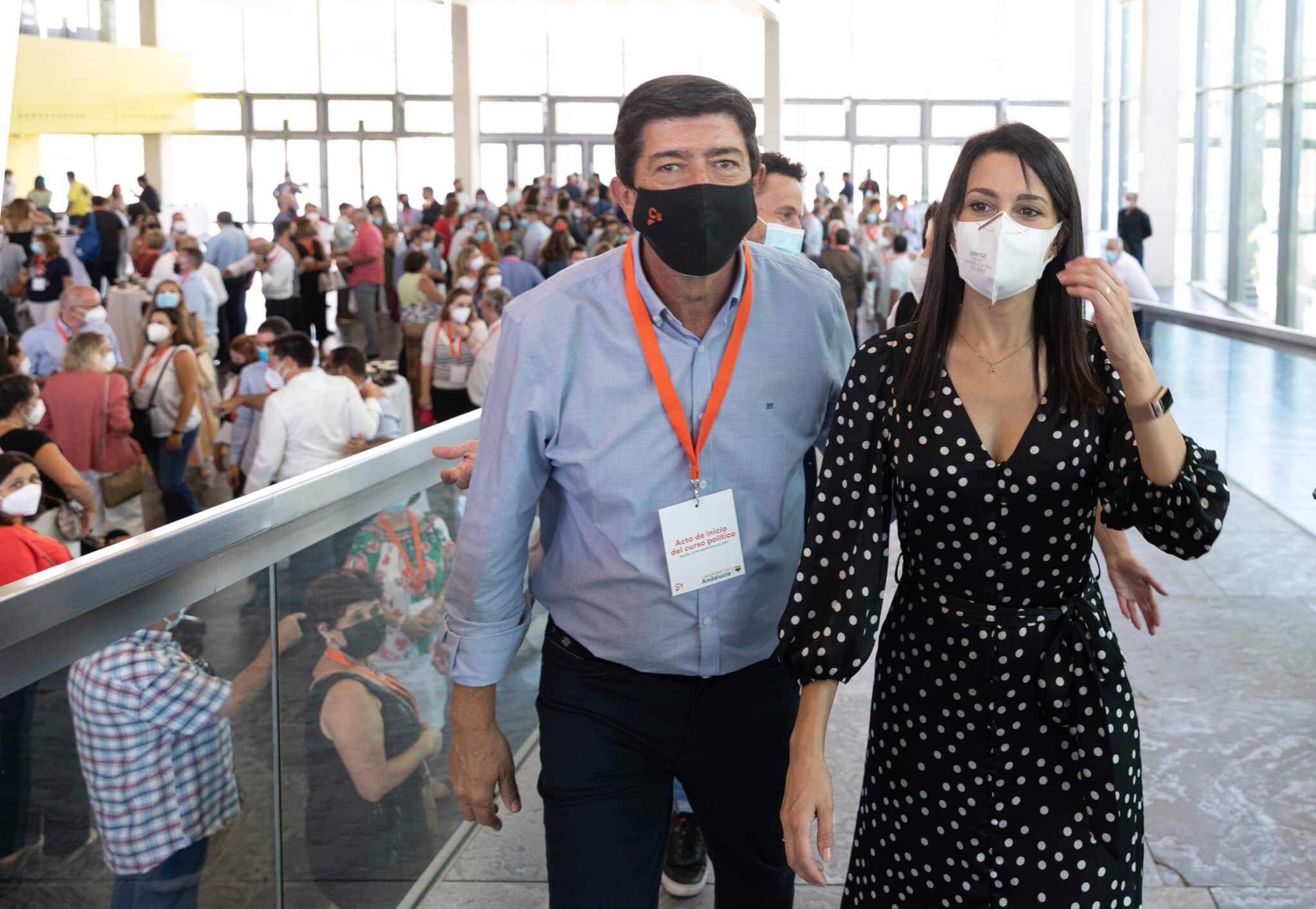 La presidenta de Ciudadanos (Cs), Inés Arrimadas (d) y el vicepresidente de la Junta, Juan Marín.