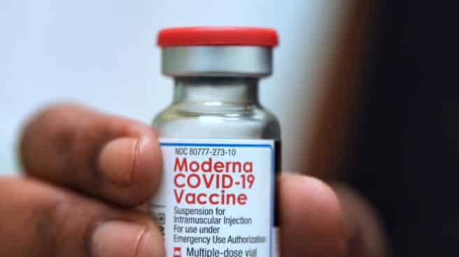 La Dra. Salma Elfaki sostiene un frasco de la vacuna Moderna COVID-19 en un ensayo clínico Moderna para adolescentes