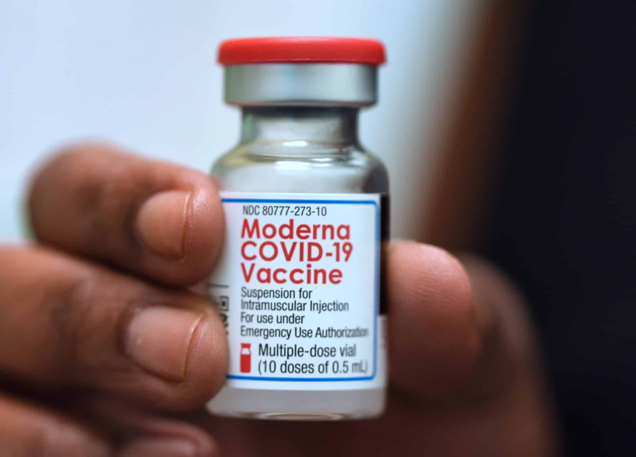 La Dra. Salma Elfaki sostiene un frasco de la vacuna Moderna COVID-19 en un ensayo clínico Moderna para adolescentes