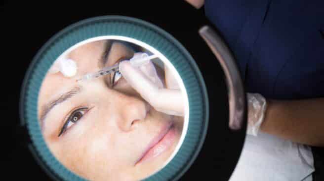 tratamientos-esteticos Una mujer recibiendo una infiltración de ácido hialurónico.
