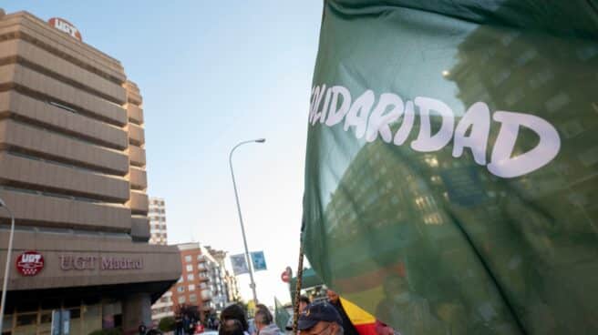 Trabajadores del sector de la seguridad privada protestan con banderas del sindicato Solidaridad.