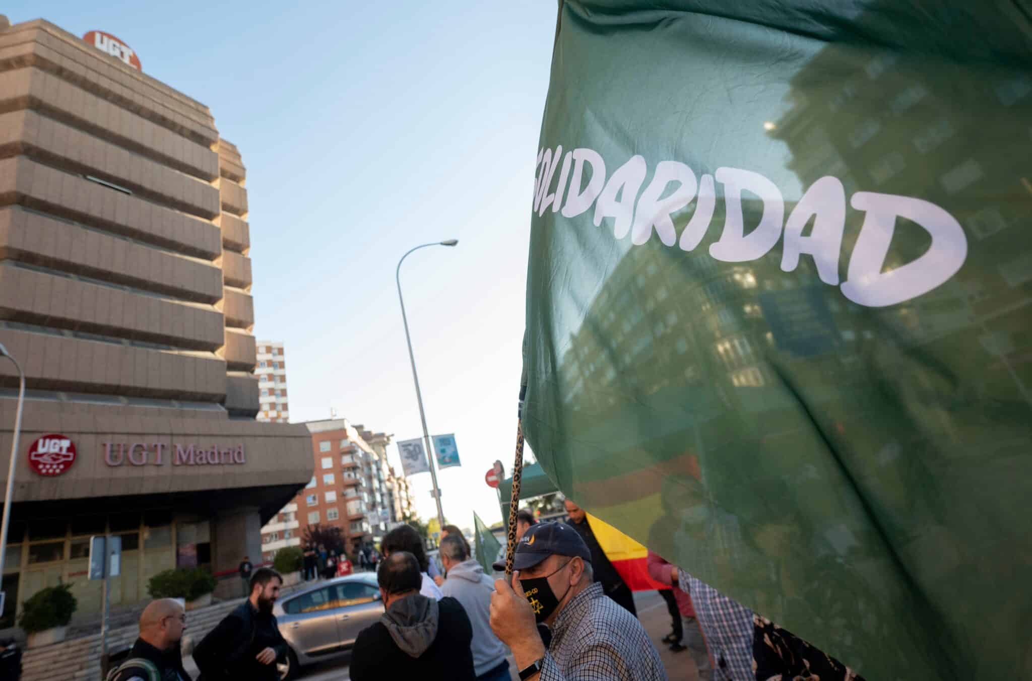 Trabajadores del sector de la seguridad privada protestan con banderas del sindicato Solidaridad.