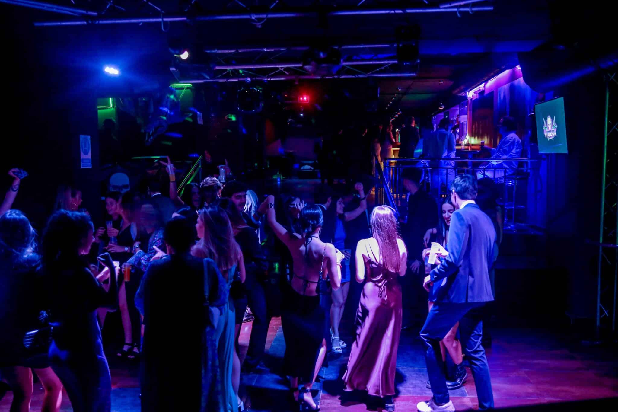 Varias personas en la pista de una discoteca de Madrid, en octubre.